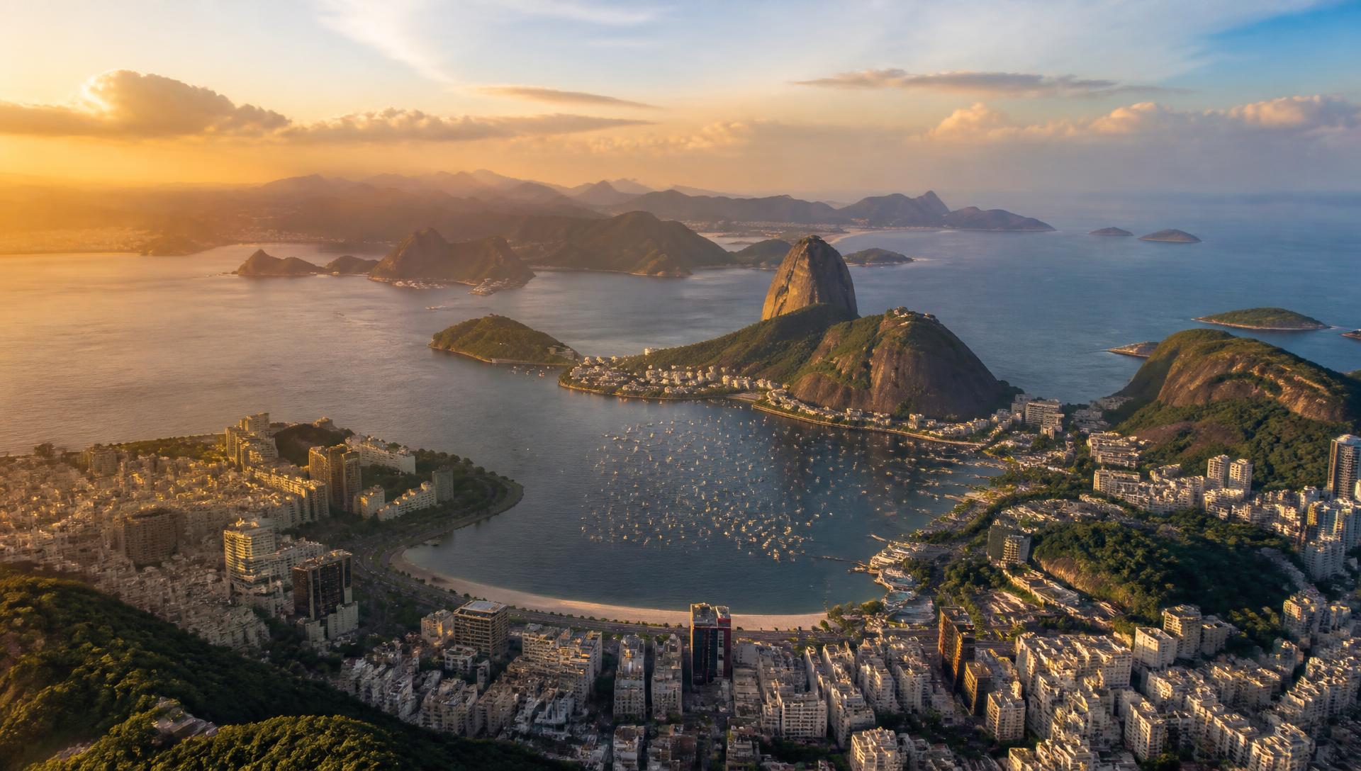 Vista aérea do Rio de Janeiro com o Pão de Açúcar ao entardecer